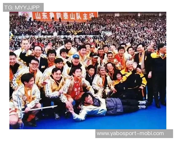 山东泰山庆祝成立32周年五次夺顶级联赛冠军八次捧足协杯奖杯 山东泰山庆祝成立32周年五次夺顶级联赛冠军八次捧足协杯奖杯